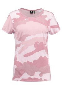 Růžové maskáčové tričko vyrobené z měkké látky, s krátkými rukávy, kulatým výstřihem a různými odstíny růžové v designu.