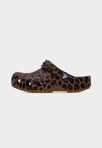 Καφέ και μαύρο παπούτσι τύπου κλογκ με στάμπα λεοπάρδαλης, με οπές αερισμού και ρυθμιζόμενο λουράκι στη φτέρνα, πλαϊνή όψη σε λευκό φόντο.