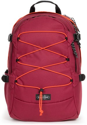 Roter Rucksack mit orangefarbenem Bungee-Cord-Design, aus strapazierfähigem Material gefertigt. Verfügt über Seitentaschen und einen oberen Griff für einfachen Transport.
