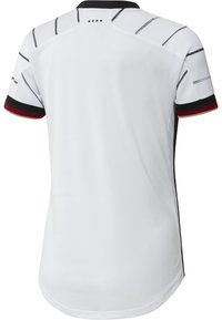 Maglia sportiva bianca a maniche corte con colletto nero, quattro stelle nere sotto il colletto, rifiniture nere e rosse sulle maniche e strisce nere sulle spalle.