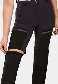 Pantaloni cargo da donna zip-off in grigio scuro e nero. Dotati di chiusure regolabili, tasche con zip e un tessuto leggero e traspirante.