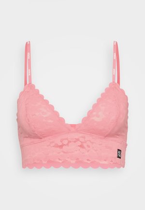 Bralette en dentelle rose avec des bords festonnés et des bretelles réglables. Présente une sangle marquée et un motif floral en dentelle sur l'ensemble.