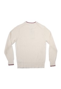 Weißer, gestrickter Pullover mit langen Ärmeln, gerippten Bündchen und Saum, mit rot-blau-weißen Streifendetails am Kragen und an den Bündchen, Rückansicht.