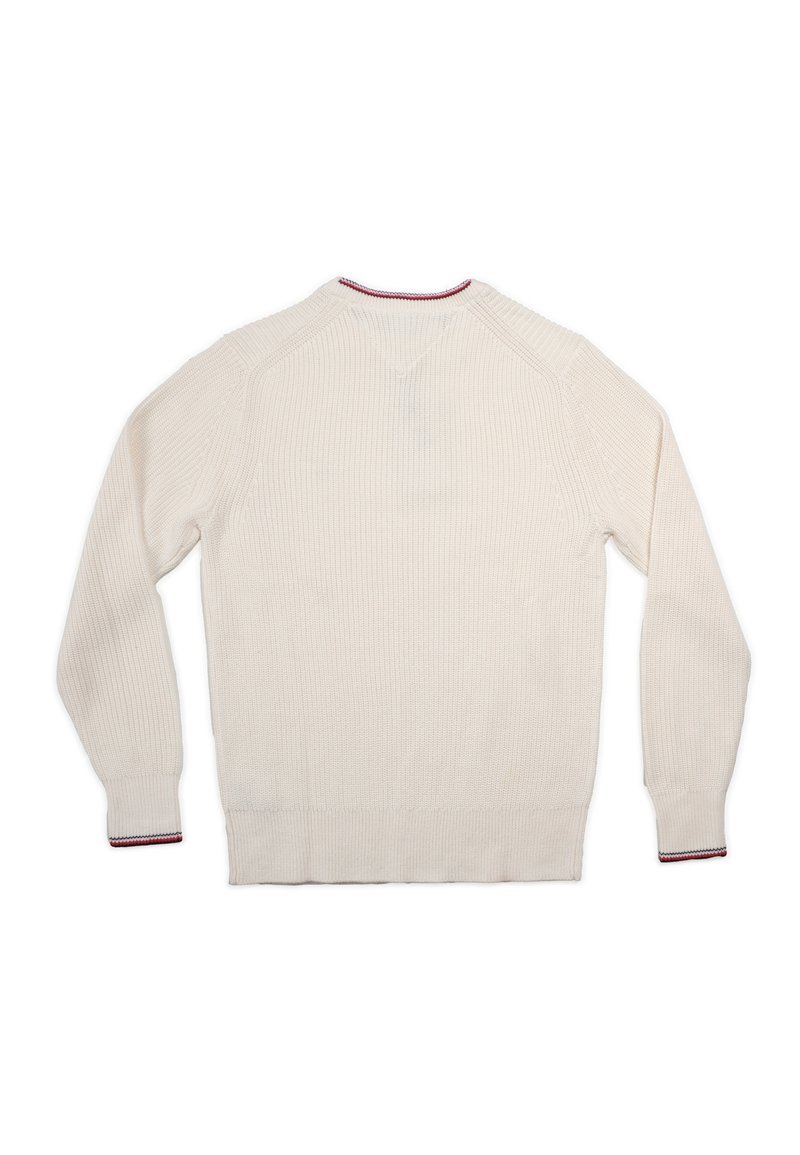 Weißer, gestrickter Pullover mit langen Ärmeln, gerippten Bündchen und Saum, mit rot-blau-weißen Streifendetails am Kragen und an den Bündchen, Rückansicht.