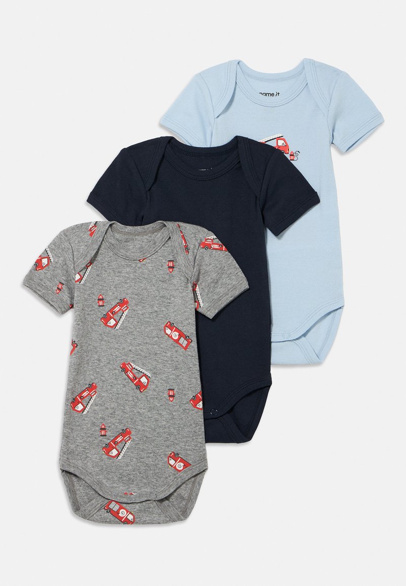 Τρία κορμάκια με κοντά μανίκια: ανοιχτό γαλάζιο, σκούρο μπλε και γκρι με κόκκινα σχέδια πυροσβεστικών οχημάτων. Κατασκευασμένα από μαλακό βαμβάκι, με κουμπώματα στη βάση.