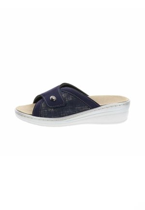 Sandalia tipo slide azul marino con puntera abierta, correa ajustable, parte superior texturizada, plantilla beige acolchada y suela blanca ligeramente en cuña.