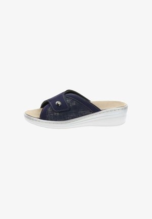 Sandalo tipo slide blu navy con punta aperta, cinturino regolabile, tomaia texturizzata, soletta imbottita beige e suola bianca leggermente zeppata.