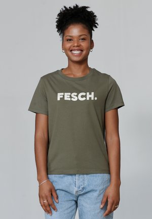 Olijfgroen katoenen t-shirt met opvallende witte tekst "FESCH." op de borst, ronde hals, korte mouwen en een ontspannen pasvorm.