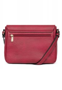 Borsa a tracolla rossa in pelle con finitura testurizzata, dotata di chiusura con zip superiore e tasca frontale con zip, completata da una lunga tracolla.