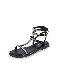 Sandale noire avec plusieurs brides et des strass décoratifs. Semelle plate avec des détails cousus. Design à bout ouvert et boucles réglables à la cheville.