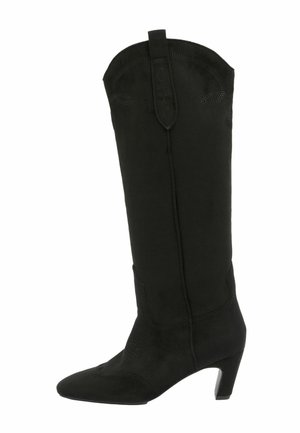 Bota negra de ante hasta la rodilla con punta afilada y un tacón modesto. Presenta costuras decorativas y una pestaña en la parte superior para facilitar su uso.