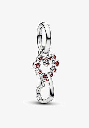 Charm d'argento con forma a cuore adornato da pietre rosse, collegato da anelli circolari e a forma di cuore, con una superficie metallica liscia.
