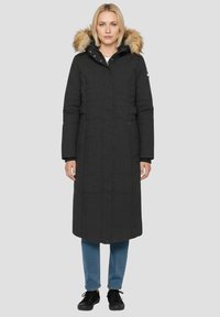 Czarny długi puchowy płaszcz z kapturem podszytym futrem, o pikowanej fakturze, z zamkiem błyskawicznym z przodu, dwoma bocznymi kieszeniami i prostym krojem.