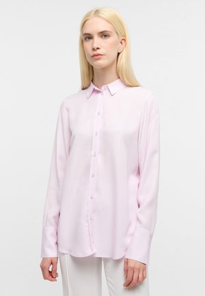 Rosa Button-Down-Hemd mit klassischem Kragen, langen Ärmeln und einer glatten, weichen Textur. Verfügt über einen geraden Saum und einen subtilen Glanz.