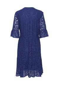 Rochie din dantelă de culoare albastru închis, cu mâneci clopot de 3/4. Model floral pe întreaga suprafață, tiv în straturi și decolteu rotund. Material ușor și texturat.