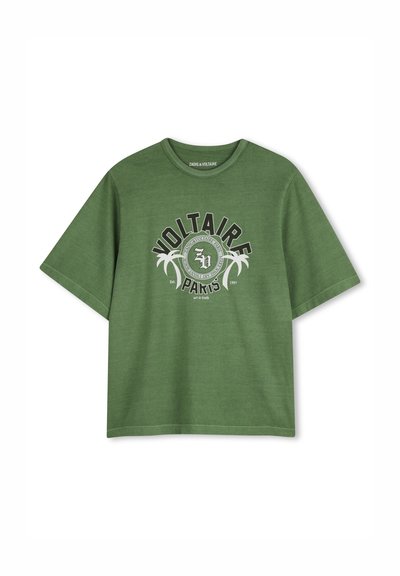 T-shirt vert à manches courtes en coton doux, avec un motif graphique central affichant "VOLTAIRE" et des motifs de palmiers en noir et blanc.