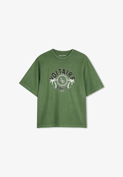 T-shirt vert à manches courtes en coton doux, avec un motif graphique central affichant "VOLTAIRE" et des motifs de palmiers en noir et blanc.