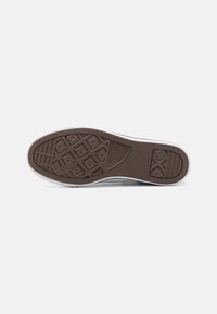 Talpă din cauciuc maro cu un model texturat și margine albă. Prezintă un design de traction cu diamante și grilaj, oferind stabilitate și aderență.