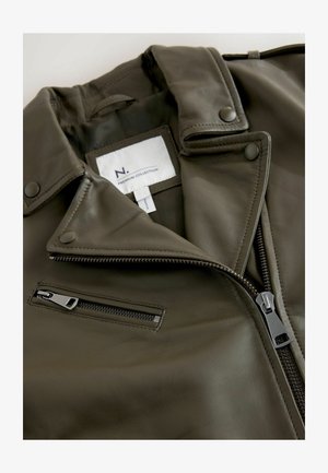 Olivovo zelená kožená moto bunda s vykrojeným golierom, zipsom na prednej strane a bočnou vreckou. Obsahuje značkovú etiketu a hladký povrch.