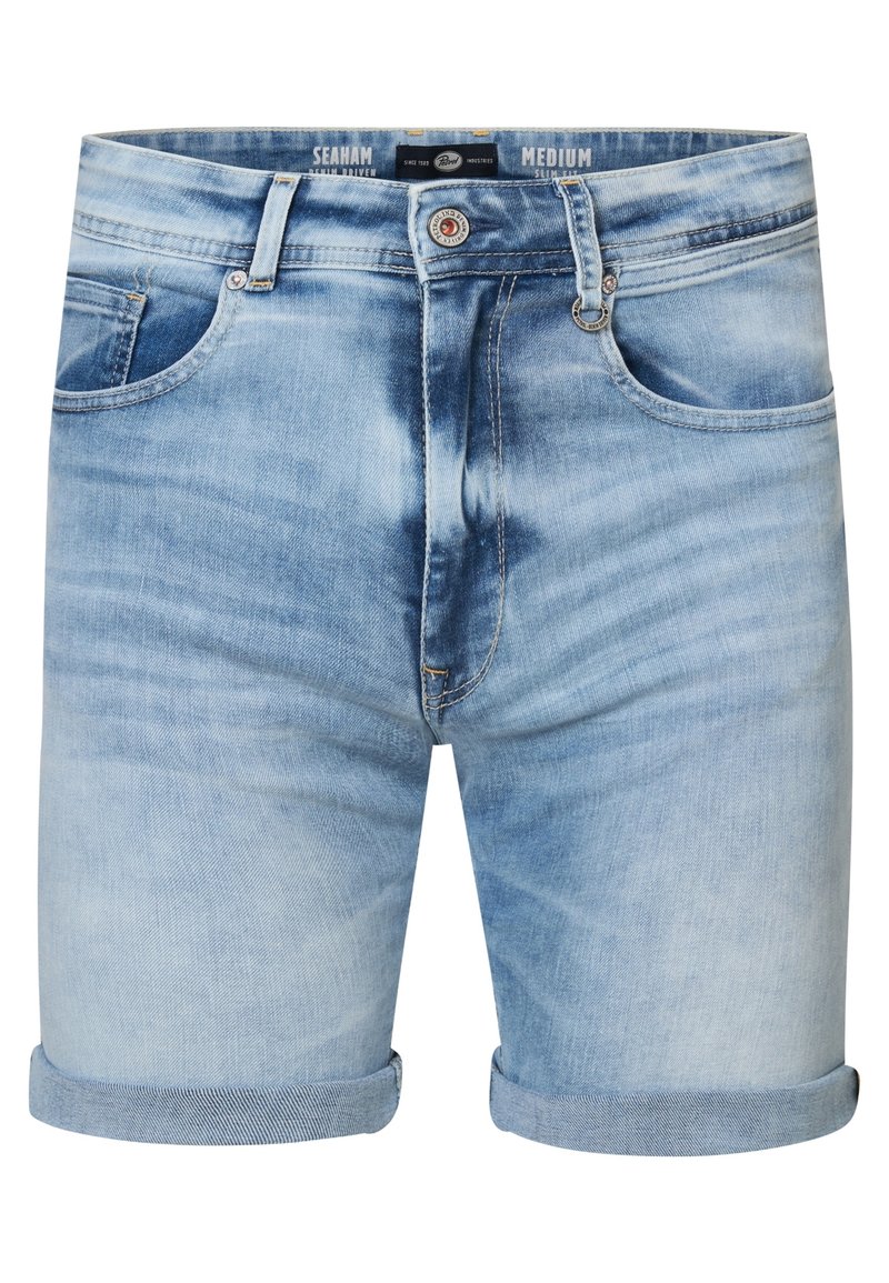 Shorts de mezclilla azul claro con puños enrollados, que cuentan con cinco bolsillos, una cremallera con botón y patrones de desgastado sutil, hechos de una tela rica en algodón.