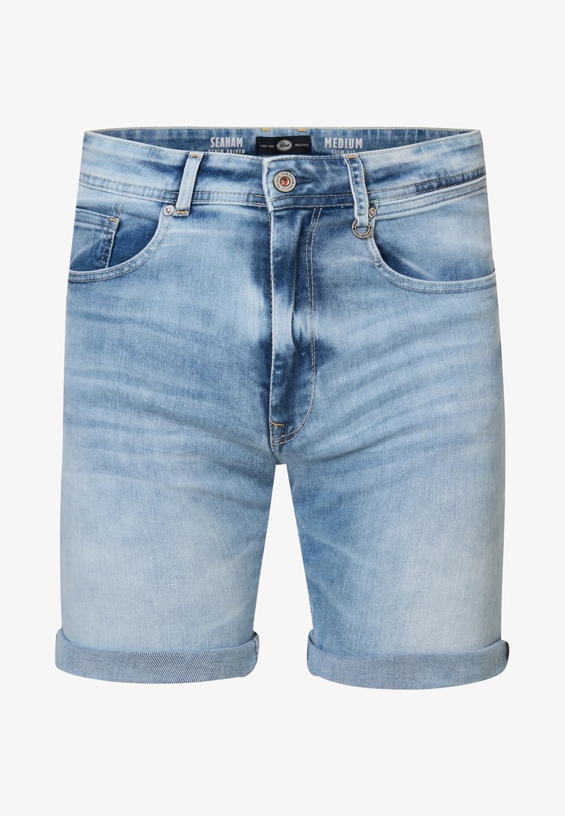 Shorts de mezclilla azul claro con puños enrollados, que cuentan con cinco bolsillos, una cremallera con botón y patrones de desgastado sutil, hechos de una tela rica en algodón.