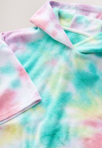 Farverig tie-dye oversized hættetrøje med pastelnuancer af pink, blå, gul og grøn. Lavet af blødt, tekstureret stof med en dyb hals.