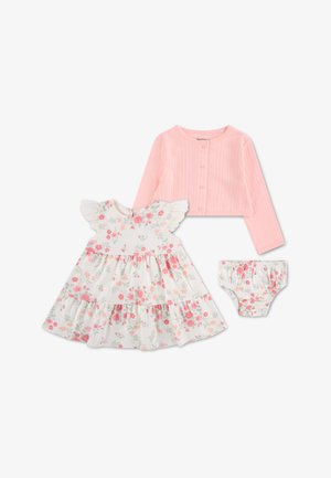 Vestido de algodón con estampado floral en blanco con detalles en rosa y verde, volantes en capas, combinado con un cárdigan rosa de canalé y bombachos a juego.