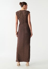 Brązowa metaliczna długa sukienka z krótkimi rękawami, dopasowany krój oraz gładka tekstura. Posiada ukrytą zamek z tyłu.
