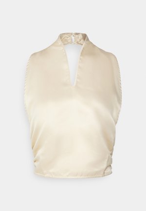 Top sem mangas em cetim de tom bege claro, com decote V profundo e laterais franzidas; textura suave e detalhes de hardware mínimos.