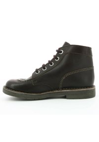 Bruine leren enkelboot met een ronde neus, contrasterende stiksels, metalen oogjes en een donkere veterschoen; beschikt over een stevige hak en een getextureerde zool.