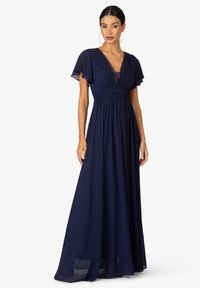 Navy blauwe maxi-jurk met fladdermouwen, een V-halslijn en een samengebonden taille. Heeft fijne plooien en een luchtige, lichtgewicht stof.