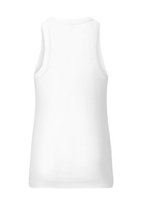 Weißes, geripptes Tanktop mit hohem Kragen und breiten Schulterträgern. Der Stoff ist mit vertikalen Linien strukturiert und hat eine schmale Passform.