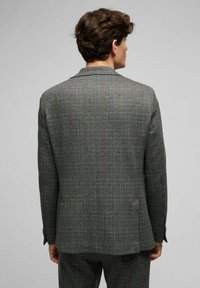 Grau gemusterter Blazer mit strukturiertem Finish, mit Reverskragen, taillierter Passform und Knopfmanschettenakzenten.