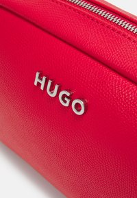 HUGO CHRIS CROSSBODY - Keresztpántos táska - red