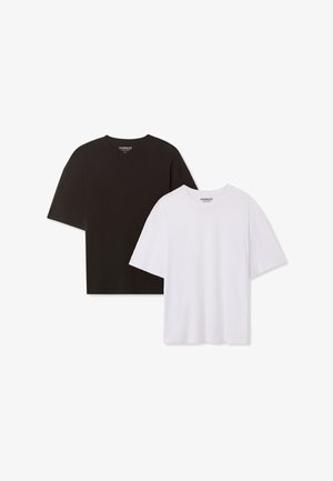 Confezione di due t-shirt oversize, una nera e una bianca, realizzate in morbido cotone, con maniche corte e scollatura rotonda.