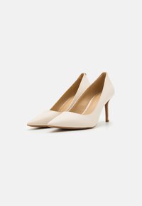 Kerman patent leather -sarvikengät, joissa on ohut korko ja sileä pinta; minimalistinen muotoilu, jossa on matala leikkaus sivuilla.