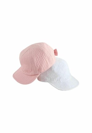 Puha tapintású, rózsaszín sapka masni díszítéssel és fehér sapka virágos lyukacsos mintával, mindkettő ívelt karimával, fehér háttéren kiállítva.