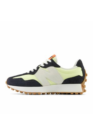 Blau-gelbe Sportlich mit einer Mischung aus Wildleder und Mesh-Materialien. Verfügt über weiße Akzente, eine Gummisohle und ein oranges Tab an der Ferse.