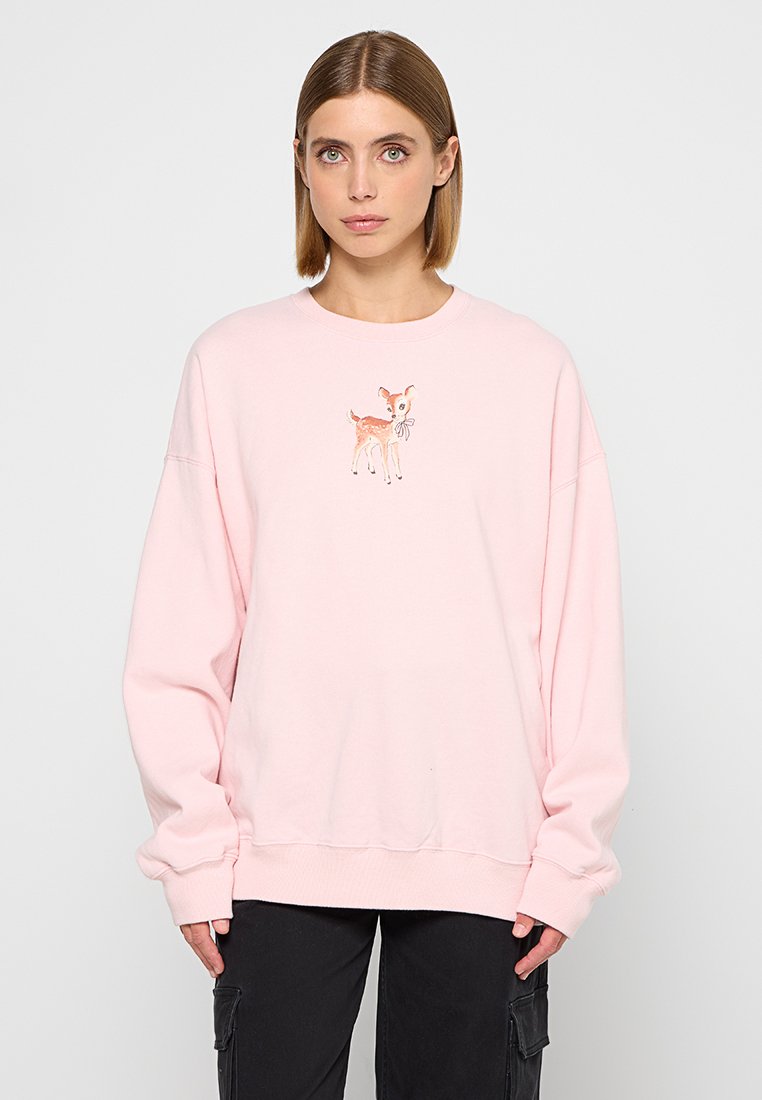 Helles rosa Baumwoll-Sweatshirt mit langen Ärmeln, das ein Hirsch-Graphic auf der Brust zeigt. Lockere Passform und gerippte Bündchen und Saum.