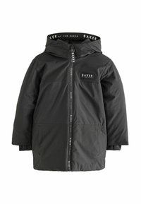 Veste à capuche noire avec fermeture éclair à l'avant, fabriquée en tissu texturé. Présente une bordure de marque le long de la fermeture et un patch logo sur la poitrine.