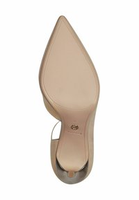 Chaussure à talon haut beige avec un bout pointu, dessus en cuir suédé lisse et un accent transparent sur le talon. Semelle en caoutchouc texturée avec un détail de logo circulaire.