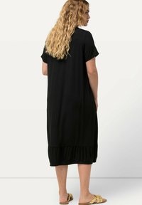 Ulla Popken SPLIT NECK SHORT SLEEVE MIDI  - Trikoomekko - black