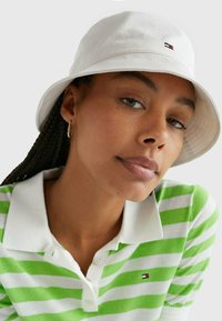 Tommy Hilfiger ESSENTIAL FLAG BUCKET  - Cappello - weathered white