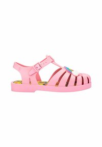Chanclas de goma rosa con un diseño de punta abierta, hebilla ajustable y plantilla impresa colorida que presenta patrones. Acentuadas con un detalle de arcoíris.