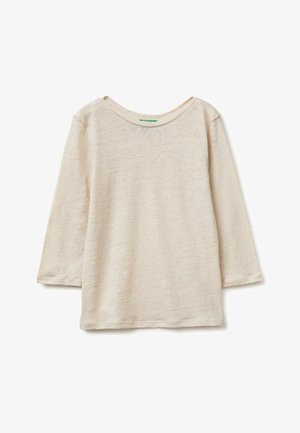 Beżowa koszulka z długim rękawem i zaokrąglonym dekoltem, o luźnym kroju i miękkim materiale, pokazana na płasko na białym tle.