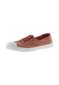 Scarpa slip-on in tela color ruggine con suola in gomma bianca e punta rinforzata, caratterizzata da quattro fori metallici e senza lacci.