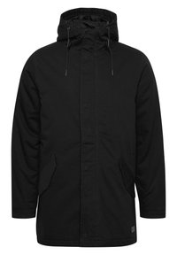 Manteau d'hiver noir à capuche avec fermeture éclair devant et poches à rabat, manches longues et cordons de serrage réglables sur la capuche.