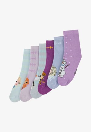 Six paires de chaussettes aux couleurs variées : bleu clair, lavande, violet et bleu avec des motifs de personnages, des motifs, et une texture douce.