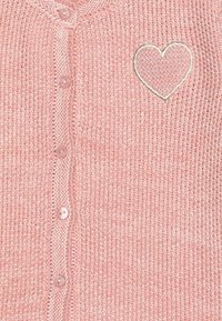 Cardigan rosa lavorato a maglia con un motivo testurizzato, dotato di sei bottoni coordinati e un dettaglio ricamato a forma di cuore nella parte superiore sinistra.