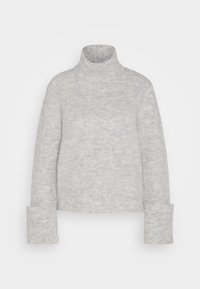 Grå polotröja med en kraftig stickad struktur, sänkt axel och upprullade ärmslut. Tillverkad av mjukt, varmt material. Ingen mönster eller accenter.